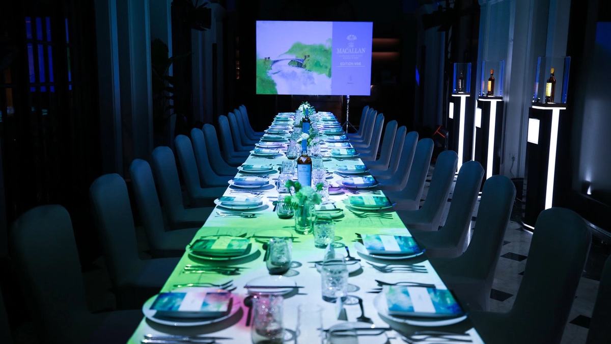 The table, before the guests