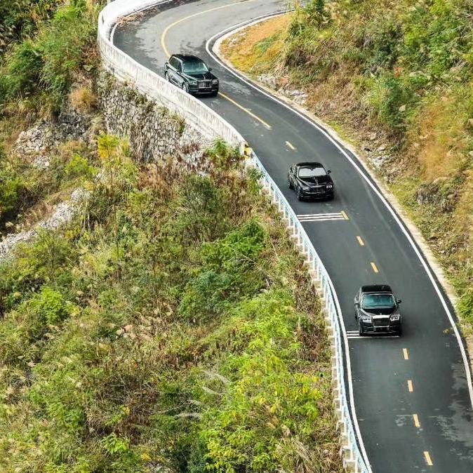 A motor car, driven to China’s Sky Eye
